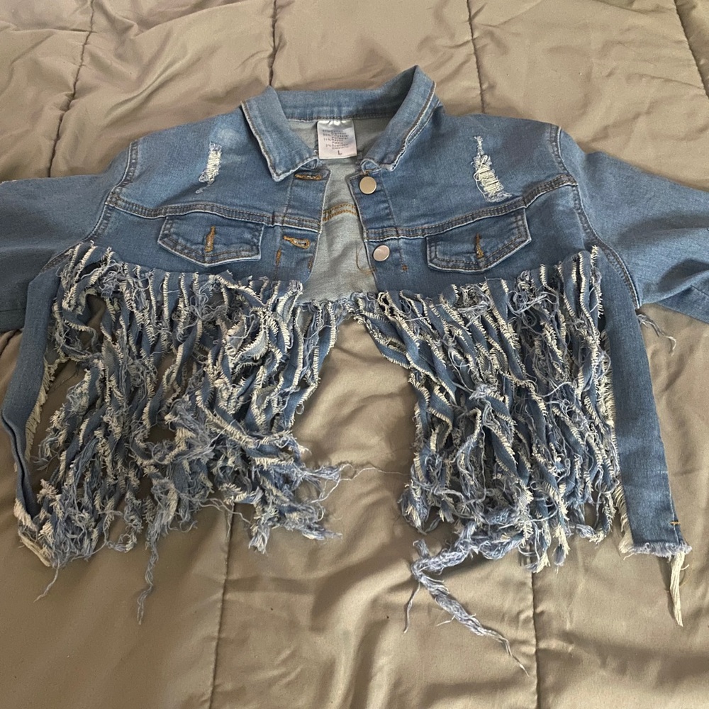 Shredded cropped denim jacket